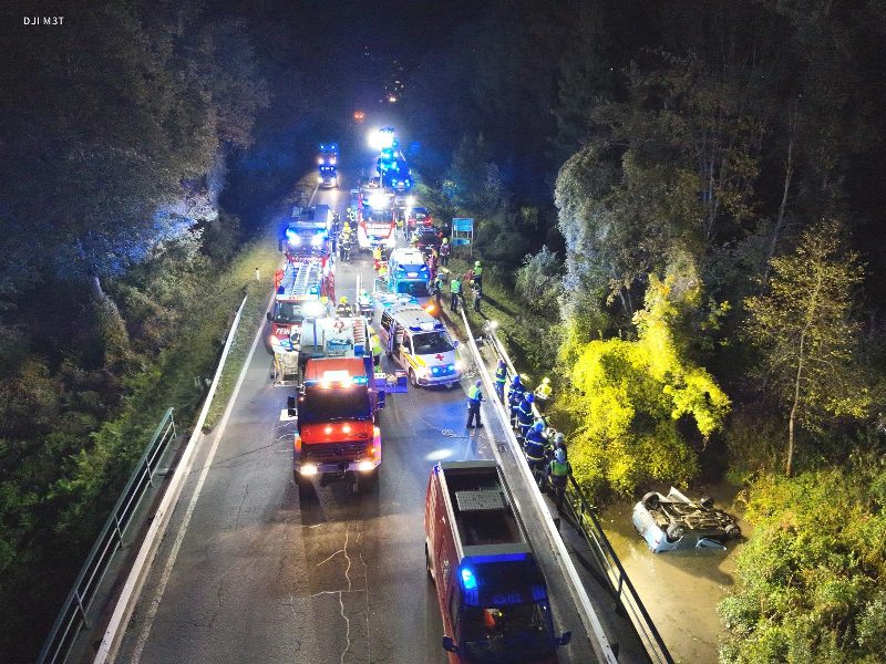 Verkehrsunfall mit eingeklemmter Person – PKW landet im Bach (Bild 1)